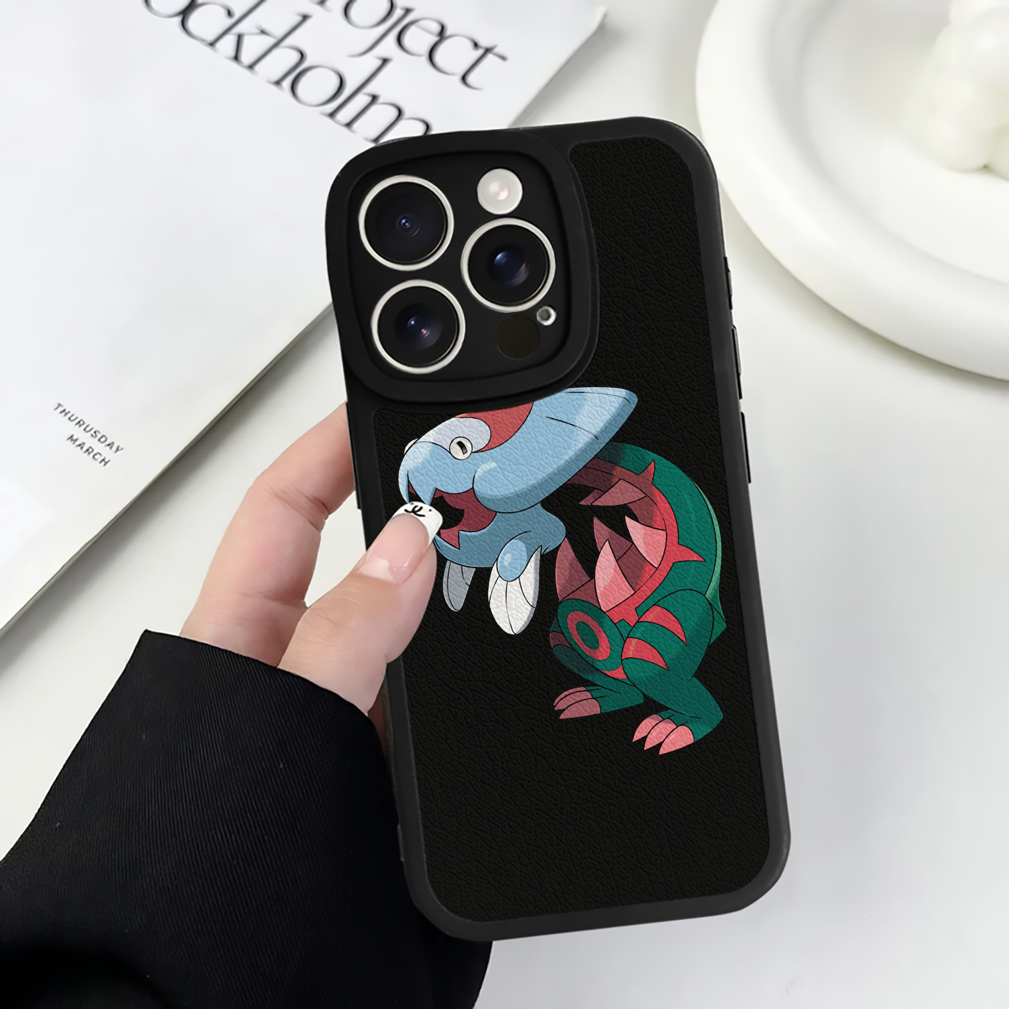 （画像用） ポケットモンスター Pokémon 【iPhone 16シリーズ対応】シリコンスマホケース（レザー調） 材質：シリコン